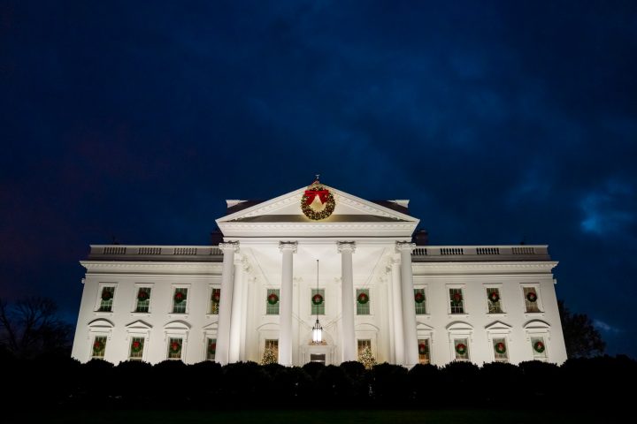 Less be a karácsonyi díszbe öltöztetett Fehér Házba
